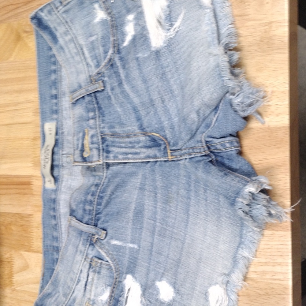 ABERCROMBIE AND FITCH DISTRESSED LADIES' SHORTS SIZE W27